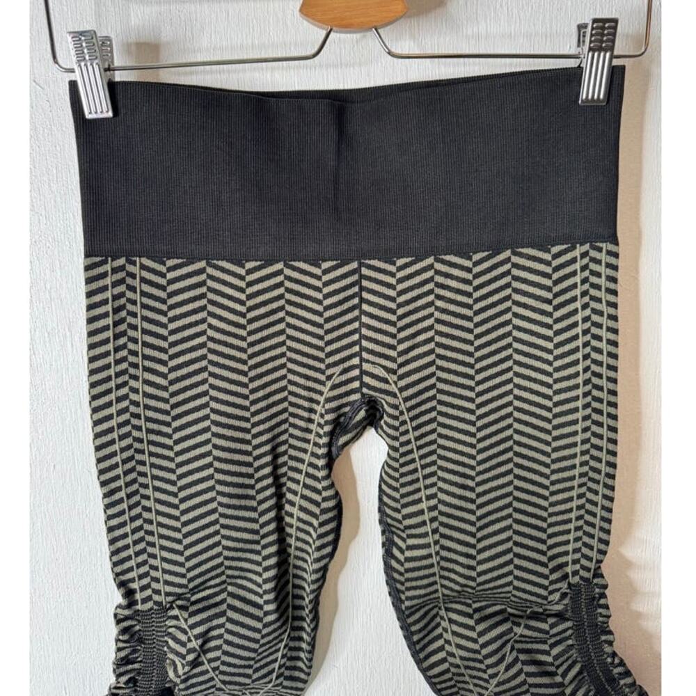 Lululemon Size 6 In the Flow Crop Heathered Fatigue Green Herringbone - Picture 2 of 8
